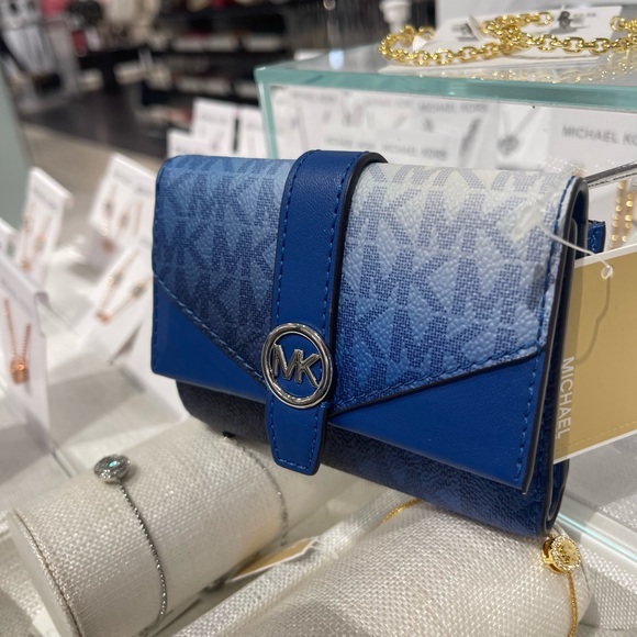 MICHAEL KORS Greenwich Medium Ombré Signature Logo Tri-Fold Wallet
Galaxy Blue - Picture 5 of 16